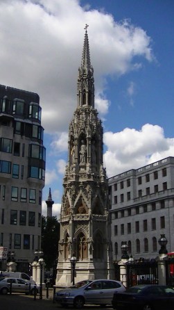 Charing_Cross_station_Eleanor_cross