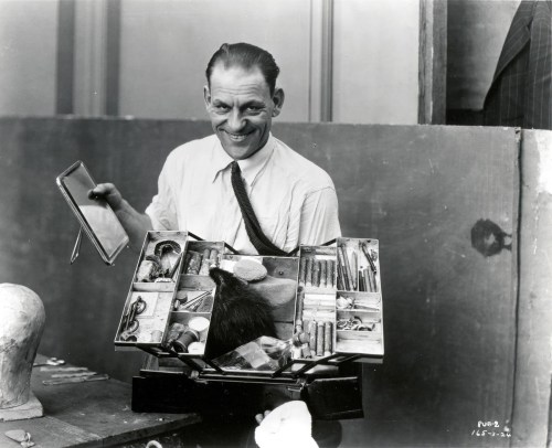 Lon_Chaney_With_Makeup_Kit