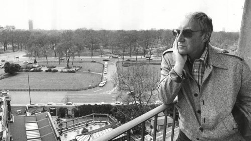 peter-sellers-on-a-balcony-at-the-dorchester-hotel-in-may-1979-136399382077302601-150722174411